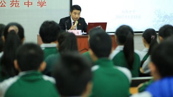 1.13 我院裴濤法官為松苑中學(xué)作法律宣講671.jpg