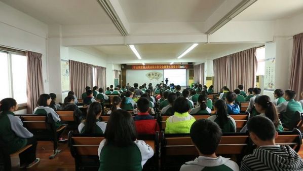 1.13 我院裴濤法官為松苑中學(xué)作法律宣講912.jpg