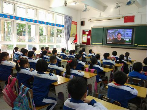 3.24關(guān)愛(ài)祖國(guó)花朵  呵護(hù)健康成長(zhǎng)——我院刑一庭徐昶潔法官為石岐中心小學(xué)講法治課538.jpg